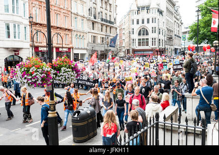 Londra, Regno Unito. 01 Luglio, 2017. I manifestanti portano cartelloni durante il 'Non un giorno di più' marzo passato Piccadilly Circus il 1 luglio 2017 a Londra, Inghilterra. Migliaia di manifestanti hanno aderito all'anti-Tory dimostrazione a BBC Broadcasting House e hanno marciato per la piazza del Parlamento. I dimostranti chiedono la fine del governo conservatore e le politiche di austerità Credito: onebluelight.com/Alamy Live News Foto Stock