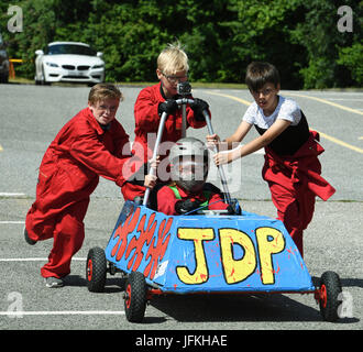 Dunton, Essex; 1 luglio 2017 Greenpower Dunton Goblin kit car gara per le scuole, la preparazione alla gara di credito: Ian Davidson/Alamy Live News Foto Stock