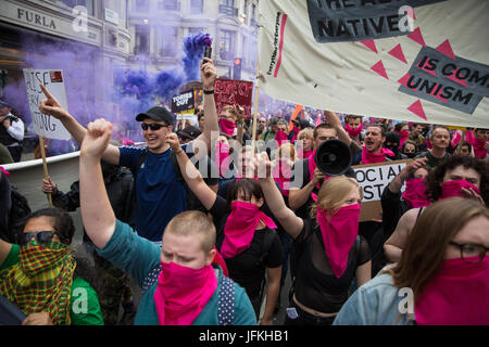 Londra, Regno Unito. 1 Luglio, 2017. Anti-capitalisti tra le migliaia di persone provenienti da diversi gruppi di campagna e i sindacati marciando attraverso Londra sul non un giorno di più manifestazione nazionale organizzata dall'Assemblea popolare contro austerità in segno di protesta contro il proseguimento di austerità, tagli e privatizzazione e a chiamare per un adeguatamente finanziata servizio sanitario, il sistema di educazione e l'alloggiamento. Un minuto di silenzio si è svolto anche per le vittime del fuoco a Grenfell Torre. Credito: Mark Kerrison/Alamy Live News Foto Stock