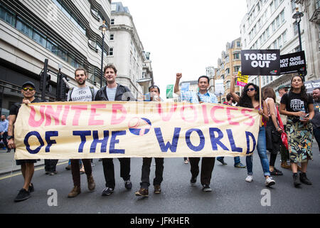 Londra, Regno Unito. 1 Luglio, 2017. I membri del progetto grassroots sindacato United voci del mondo tra le migliaia di persone provenienti da diversi gruppi di campagna e i sindacati marciando attraverso Londra sul non un giorno di più manifestazione nazionale organizzata dall'Assemblea popolare contro austerità in segno di protesta contro il proseguimento di austerità, tagli e privatizzazione e a chiamare per un adeguatamente finanziata servizio sanitario, il sistema di educazione e l'alloggiamento. Un minuto di silenzio si è svolto anche per le vittime del fuoco a Grenfell Torre. Credito: Mark Kerrison/Alamy Live News Foto Stock