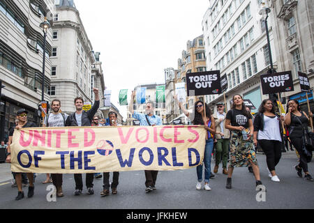 Londra, Regno Unito. 1 Luglio, 2017. I membri del progetto grassroots sindacato United voci del mondo tra le migliaia di persone provenienti da diversi gruppi di campagna e i sindacati marciando attraverso Londra sul non un giorno di più manifestazione nazionale organizzata dall'Assemblea popolare contro austerità in segno di protesta contro il proseguimento di austerità, tagli e privatizzazione e a chiamare per un adeguatamente finanziata servizio sanitario, il sistema di educazione e l'alloggiamento. Un minuto di silenzio si è svolto anche per le vittime del fuoco a Grenfell Torre. Credito: Mark Kerrison/Alamy Live News Foto Stock