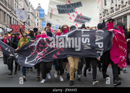 Londra, Regno Unito. 1 Luglio, 2017. Anti-capitalisti tra le migliaia di persone provenienti da diversi gruppi di campagna e i sindacati marciando attraverso Londra sul non un giorno di più manifestazione nazionale organizzata dall'Assemblea popolare contro austerità in segno di protesta contro il proseguimento di austerità, tagli e privatizzazione e a chiamare per un adeguatamente finanziata servizio sanitario, il sistema di educazione e l'alloggiamento. Un minuto di silenzio si è svolto anche per le vittime del fuoco a Grenfell Torre. Credito: Mark Kerrison/Alamy Live News Foto Stock