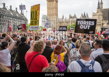 Londra, Regno Unito. 1 Luglio, 2017. Migliaia di persone provenienti da diversi gruppi di campagna e i sindacati di applaudire il capo dell opposizione Jeremy Corbyn come egli arriva al Non un giorno di più manifestazione nazionale organizzata dall'Assemblea popolare contro austerità in segno di protesta contro il proseguimento di austerità, tagli e privatizzazione e a chiamare per un adeguatamente finanziata servizio sanitario, il sistema di educazione e l'alloggiamento. Un minuto di silenzio si è svolto anche per le vittime del fuoco a Grenfell Torre. Credito: Mark Kerrison/Alamy Live News Foto Stock