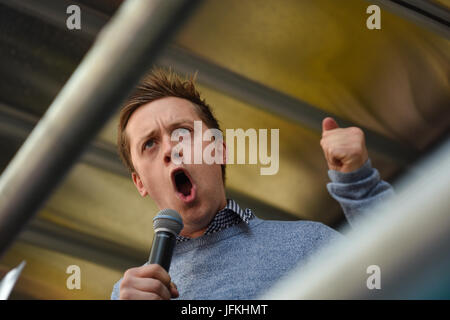 Londra, Regno Unito. 1 lug 2017. Owen Jones risolve migliaia di manifestanti in Regent Street, durante il 'Non un giorno di più' dimostrazione contro il governo conservatore. I dimostranti hanno marciato a Piazza del Parlamento, con speechs anche da Diane Abbott, John McDonnell e Jeremy Corbyn. Credito: Giacobbe Sacks-Jones/Alamy Live News. Foto Stock