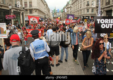 London, Regno Unito - 1 Luglio 2017 - i dimostranti sono scesi per le strade in una manifestazione nazionale impegnative per un fine di cui il governo conservatore britannico ha il 1 luglio.La demo ha iniziato a Portland Place con manifestanti in marcia verso la piazza del Parlamento per un rally. Credito: David Mbiyu/Alamy Live News Foto Stock