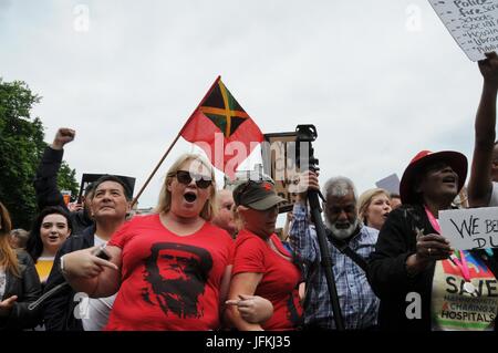 Donna che indossa Jeremy Corbyn T-shirt, presso la John McDonnell's Anti-Tory marzo a Londra. Foto Stock