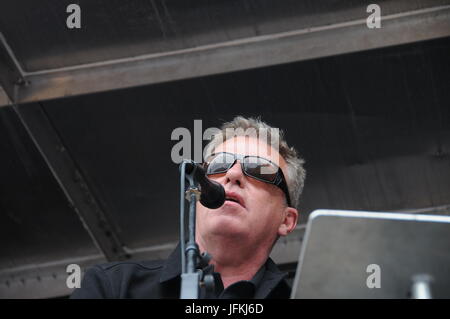 Suggs/Graham McPherson, cantante del gruppo pop follia colloqui per l'Anti-austerità manifestanti, presso la John McDonnell's Anti-Tory marzo a Londra. Foto Stock