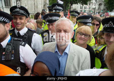 Londra REGNO UNITO 1 luglio 2017 Jeremy Corby parla in piazza del Parlamento a migliaia di dimostrazione per protestare il Tory del governo andando su tagli di austerità. Credito: Thabo Jaiyesimi/Alamy Live News Foto Stock