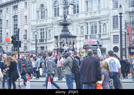Londra, Regno Unito. 01 Luglio, 2017. Non un giorno di più - Tories fuori di dimostrazione, Londra, Regno Unito. Manifestanti marzo da Oxford Street Credit: Ricardo Maynard/Alamy Live News Foto Stock