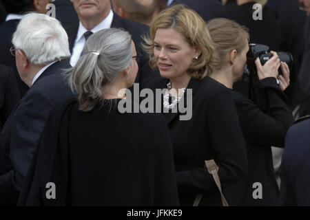 Speyer, Germania. Il 1 luglio 2017. Julia Klockner (a destra), la sedia donna della CDU in Renania Palatinato, arriva alla Cattedrale di Speyer. Una messa funebre per l'ex cancelliere tedesco Helmut Kohl si è tenuta nella Cattedrale di Speyer. era frequentato da oltre 100 invitati e diverse migliaia di persone hanno seguito la Messa fuori della cattedrale. Foto Stock