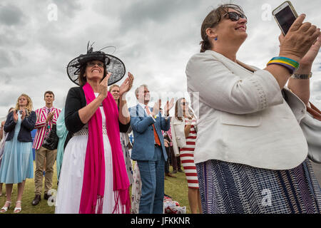 Henley-on-Thames, Oxfordshire, Regno Unito. 1 Luglio, 2017. Henley Royal Regatta. Credito: Guy Corbishley/Alamy Live News Foto Stock