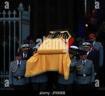 Speyer, Germania. 1 Luglio, 2017. I soldati portano la bara del tardo il Cancelliere tedesco Helmut Kohl fuori della Cattedrale di Speyer dopo una messa da requiem in Speyer, Germania, 1 luglio 2017. Kohl morì il 16 Giugno a 87. Credito: Luo Huanhuan/Xinhua/Alamy Live News Foto Stock