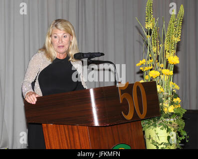 Casteau, Belgio. 1 Luglio, 2017. Il Quartier generale supremo delle potenze alleate in Europa; Pensionati Esercito degli Stati Uniti quattro-Star General Ann Dunwoody parla di una celebrazione di 50 anni di istruzione eccezionali in occasione del cinquantesimo anniversario della forma Scuola internazionale. Più di 500 alunni provenienti da tutto il mondo hanno partecipato. Dunwoody è la prima donna negli Stati Uniti la storia militare per ottenere un quattro stelle rank officer. foto di Tim Clark/Alamy Foto Stock