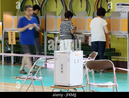 Tokyo, Giappone. 2 Luglio, 2017. Un elettore getta un ballottaggio per la Tokyo Metropolitan Assemblea elezione al seggio a Tokyo domenica 2 luglio 2, 2017. Credito: Yoshio Tsunoda/AFLO/Alamy Live News Foto Stock