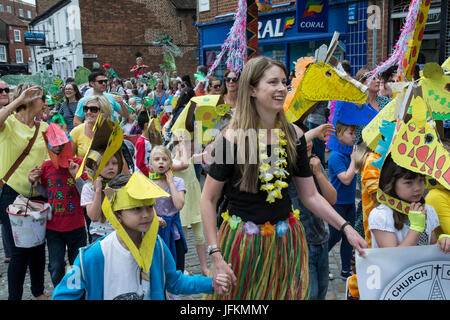 Aylesbury, Regno Unito, 1 luglio 2017. Il Aylesbury Whizzfizzing Festival, ispirato da Roald Dahl. Le giornate sono state le attività di una espansione degli anni precedenti gli eventi in base all'autore Roald Dahl di libri per bambini. Per 36 anni Roald Dahl ha vissuto e scritto in vicino a Great Missenden. Credito: Steve Bell/Alamy Live News Foto Stock