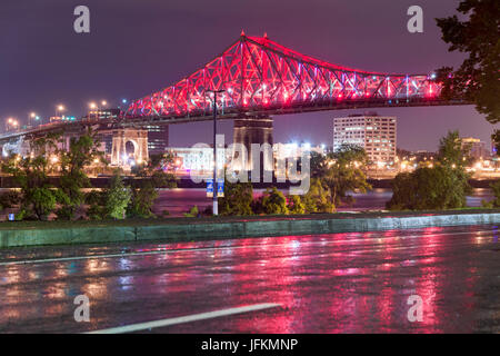 Montreal, Canada. 01 Luglio, 2017. Jacques Cartier Bridge è illuminato in rosso per celebrare la Giornata del Canada Credit: Marc Bruxelle/Alamy Live News Foto Stock