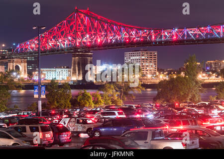 Montreal, Canada. 01 Luglio, 2017. Jacques Cartier Bridge è illuminato in rosso per celebrare la Giornata del Canada Credit: Marc Bruxelle/Alamy Live News Foto Stock