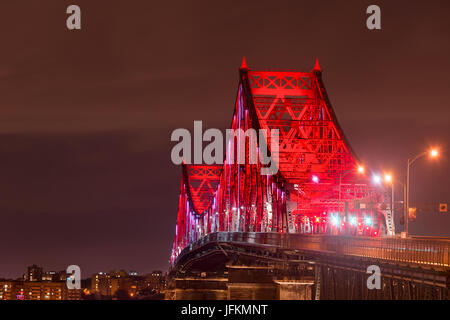 Montreal, Canada. 01 Luglio, 2017. Jacques Cartier Bridge è illuminato in rosso per celebrare la Giornata del Canada Credit: Marc Bruxelle/Alamy Live News Foto Stock