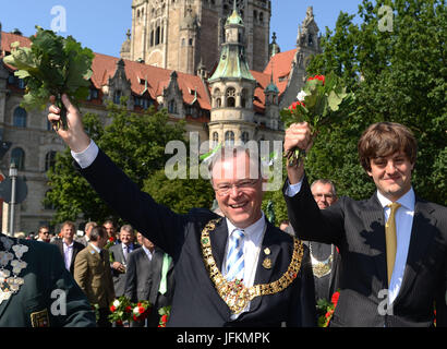 Hannover, Deutschland. 01 Luglio, 2012. ARCHIV - Der Oberbürgermeister von Hannover, Stephan Weil (SPD, l) und der Erbprinz Ernst August von Hannover marschieren am 01.07.2012 bei Schützenausmarsch dem durch die Innenstadt von Hannover (Niedersachsen). (Zu dpa 'Der junge Prinz kam aus dem Nichts - Ernst August heiratet' vom 02.07.2017) Foto: Peter Steffen/dpa /dpa/Alamy Live News Foto Stock