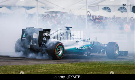 Goodwood, UK. 1 Luglio, 2017. Mercedes F1 Star Valtteri Bottas brividi la grande folla come egli esegue le ciambelle al 2017 Goodwood Festival della velocità. Dimostrando la sua abilità di manipolazione del 2014 vincitrice del campionato la Mercedes-AMG Petronas Credito: David Betteridge/Alamy Live News Foto Stock