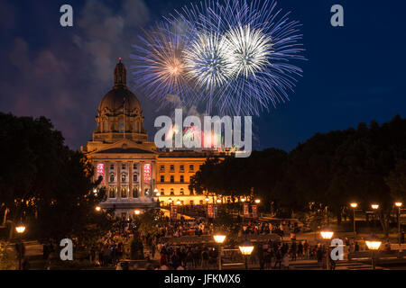 Edmonton, Alberta, Canada, 1 luglio, 2017. Fuochi d'artificio su Alberta motivi legislativi durante il Canada 150 celebrazione. Credito: Jon Reaves/Alamy Live News Foto Stock