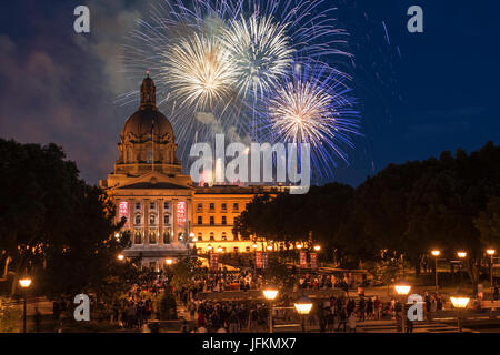 Edmonton, Alberta, Canada, 1 luglio, 2017. Fuochi d'artificio su Alberta motivi legislativi durante il Canada 150 celebrazione. Credito: Jon Reaves/Alamy Live News Foto Stock