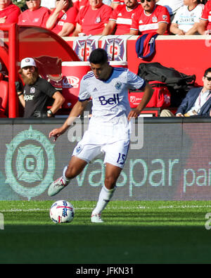 Bridgeview, STATI UNITI D'AMERICA. 01 Luglio, 2017. Vancouver Whitecaps centrocampista Matias Laba (15) avanza la sfera verso il basso il passo durante la MLS Soccer azione di gioco tra il Chicago incendi vs Il Vancouver cappucci bianchi a Toyota Park Bridgeview, IL. Credito: Cal Sport Media/Alamy Live News Foto Stock