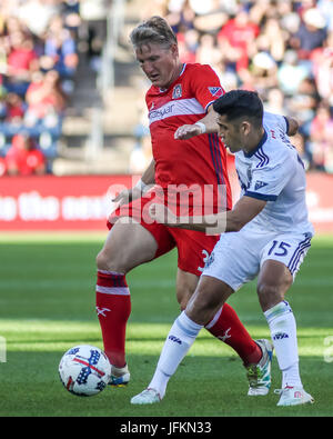 Bridgeview, STATI UNITI D'AMERICA. 01 Luglio, 2017. Chicago Fire centrocampista Bastian SCHWEINSTEIGER (31) sfide Vancouver Whitecaps centrocampista Matias Laba (15) durante la sequenza di lunghezza massima MLS Soccer azione di gioco tra il Chicago incendi vs Il Vancouver cappucci bianchi a Toyota Park Bridgeview, IL. Credito: Cal Sport Media/Alamy Live News Foto Stock