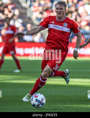 Bridgeview, STATI UNITI D'AMERICA. 01 Luglio, 2017. Chicago Fire centrocampista Bastian SCHWEINSTEIGER (31) sfide Vancouver Whitecaps centrocampista Matias Laba (15) durante la sequenza di lunghezza massima MLS Soccer azione di gioco tra il Chicago incendi vs Il Vancouver cappucci bianchi a Toyota Park Bridgeview, IL. Credito: Cal Sport Media/Alamy Live News Foto Stock