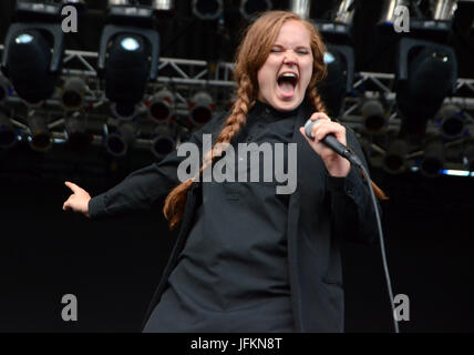 Milwaukee, Wisconsin, Stati Uniti d'America. 1 Luglio, 2017. Il cantante Flint Eastwood suona dal vivo presso Henry Maier Festival Park durante il Summerfest di Milwaukee, nel Wisconsin. Ricky Bassman/Cal Sport Media/Alamy Live News Foto Stock