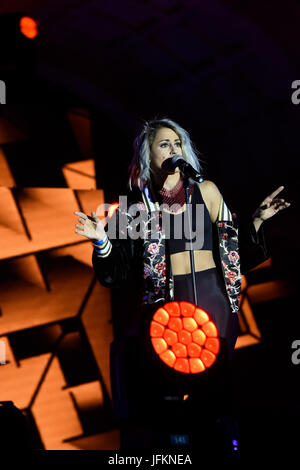 Madrid, Spagna. 02Luglio, 2017. Il cantante Barei durante il WorldPride 2017 parade di Madrid del luglio 1, 2017. Credito: Gtres Información más Comuniación on line,S.L./Alamy Live News Foto Stock