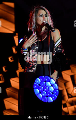 Madrid, Spagna. 02Luglio, 2017. Il cantante Barei durante il WorldPride 2017 parade di Madrid del luglio 1, 2017. Credito: Gtres Información más Comuniación on line,S.L./Alamy Live News Foto Stock