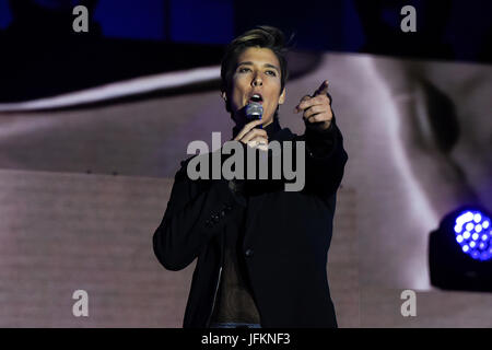 Madrid, Spagna. 02Luglio, 2017. Il cantante LeKlein durante il WorldPride 2017 parade di Madrid del luglio 1, 2017. Credito: Gtres Información más Comuniación on line,S.L./Alamy Live News Foto Stock