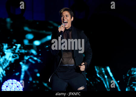 Madrid, Spagna. 02Luglio, 2017. Il cantante LeKlein durante il WorldPride 2017 parade di Madrid del luglio 1, 2017. Credito: Gtres Información más Comuniación on line,S.L./Alamy Live News Foto Stock