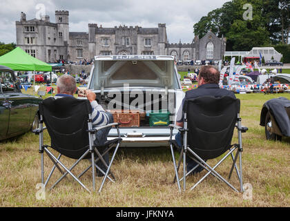 Incontro annuale per auto d'epoca a Leighton Hall. Centinaia di veicoli d'epoca e auto d'epoca in mostra sul prato e sulla terrazza di Leighton. Carnforth, Lancashire, Regno Unito. Luglio 2017. Veicoli d'epoca da collezione restaurati in arrivo per il rally della mostra automobilistica Mark Woodward. Foto Stock