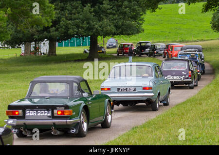 Incontro annuale per auto d'epoca a Leighton Hall. Centinaia di veicoli d'epoca e auto d'epoca in mostra sul prato e sulla terrazza di Leighton. Carnforth, Lancashire, Regno Unito. Luglio 2017. Veicoli d'epoca da collezione restaurati in arrivo per il rally della mostra automobilistica Mark Woodward. Foto Stock