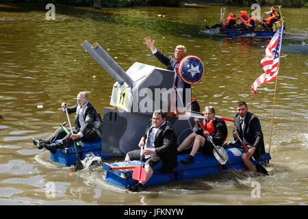 Chester, Regno Unito. Il 2 luglio 2017. Donald Trump e la sua protezione ufficiali competere nella carità annuale gara zattera sul fiume Dee. Credito: Andrew Paterson/Alamy Live News Foto Stock