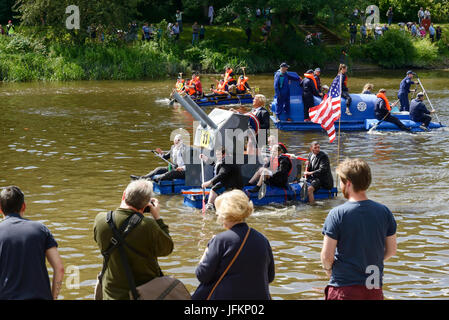 Chester, Regno Unito. Il 2 luglio 2017. Donald Trump e la sua protezione ufficiali competere nella carità annuale gara zattera sul fiume Dee. Credito: Andrew Paterson/Alamy Live News Foto Stock