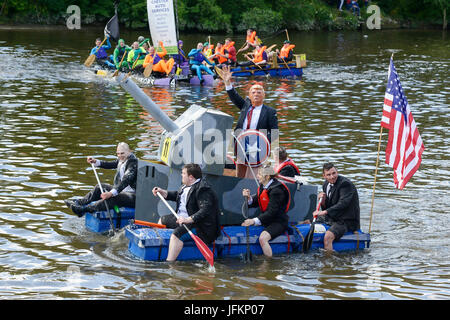 Chester, Regno Unito. Il 2 luglio 2017. Donald Trump e la sua protezione ufficiali competere nella carità annuale gara zattera sul fiume Dee. Credito: Andrew Paterson/Alamy Live News Foto Stock