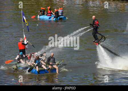 Chester, Regno Unito. Il 2 luglio 2017. I concorrenti sono imbevuti dalla UK fly-board champion Jay San Giovanni in beneficenza della gara zattera sul fiume Dee. Credito: Andrew Paterson/Alamy Live News Foto Stock