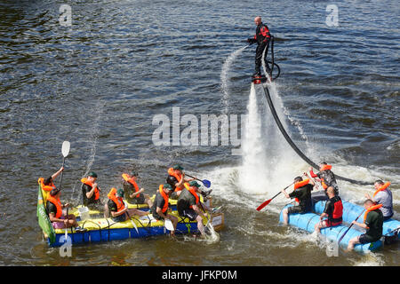 Chester, Regno Unito. Il 2 luglio 2017. I concorrenti sono imbevuti dalla UK fly-board champion Jay San Giovanni in beneficenza della gara zattera sul fiume Dee. Credito: Andrew Paterson/Alamy Live News Foto Stock