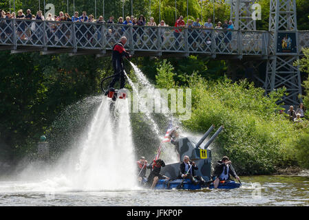 Chester, Regno Unito. Il 2 luglio 2017. Donald Trump e la sua protezione ufficiali sono imbevuti dalla UK fly-board champion Jay San Giovanni in beneficenza della gara zattera sul fiume Dee. Credito: Andrew Paterson/Alamy Live News Foto Stock