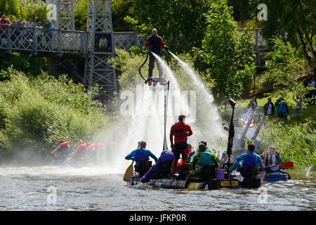 Chester, Regno Unito. Il 2 luglio 2017. I concorrenti sono imbevuti dalla UK fly-board champion Jay San Giovanni in beneficenza della gara zattera sul fiume Dee. Credito: Andrew Paterson/Alamy Live News Foto Stock