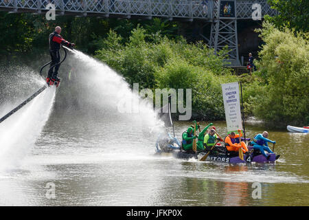 Chester, Regno Unito. Il 2 luglio 2017. I concorrenti sono imbevuti dalla UK fly-board champion Jay San Giovanni in beneficenza della gara zattera sul fiume Dee. Credito: Andrew Paterson/Alamy Live News Foto Stock