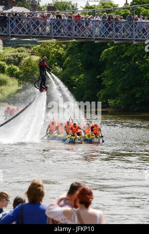 Chester, Regno Unito. Il 2 luglio 2017. I concorrenti sono imbevuti dalla UK fly-board champion Jay San Giovanni in beneficenza della gara zattera sul fiume Dee. Credito: Andrew Paterson/Alamy Live News Foto Stock