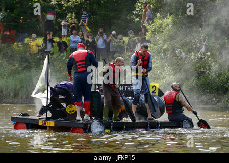 Chester, Regno Unito. Il 2 luglio 2017. I concorrenti che prendono parte alla carità annuale gara zattera sul fiume Dee. Credito: Andrew Paterson/Alamy Live News Foto Stock