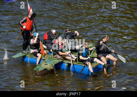 Chester, Regno Unito. Il 2 luglio 2017. I concorrenti che prendono parte alla carità annuale gara zattera sul fiume Dee. Credito: Andrew Paterson/Alamy Live News Foto Stock