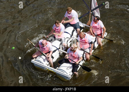 Chester, Regno Unito. Il 2 luglio 2017. I concorrenti che prendono parte alla carità annuale gara zattera sul fiume Dee. Credito: Andrew Paterson/Alamy Live News Foto Stock