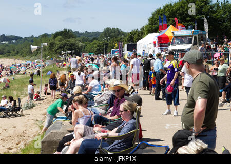 Galles Airshow nazionale, Swansea, South Wales, Regno Unito. 2 luglio 2017. Regno Unito: meteo tempo caldo oggi con numeri da record di oltre 200.000 visitatori sono attesi al Galles Airshow nazionali. Credito: Andrew Bartlett/Alamy Live News Foto Stock