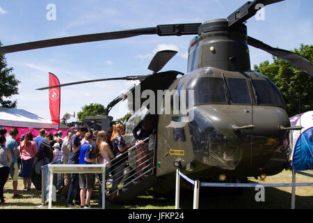 Galles Airshow nazionale, Swansea, South Wales, Regno Unito. 2 luglio 2017. Regno Unito: meteo tempo caldo oggi con numeri da record di oltre 200.000 visitatori sono attesi al Galles Airshow nazionali. Credito: Andrew Bartlett/Alamy Live News Foto Stock